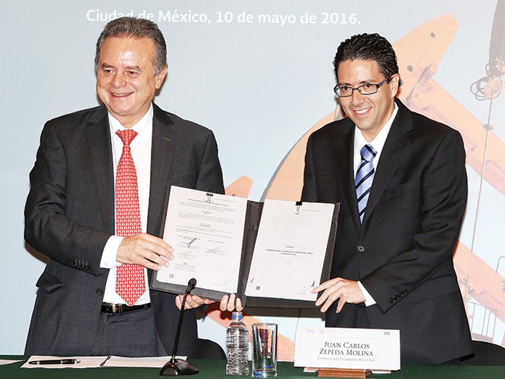 Pedro Joaquín Coldwell, secretario de Energía, y Juan Carlos Zepeda, presidente de la Comisión Nacional de Hidrocarburos, en la firma de contratos. Foto: Elizabeth Velázquez