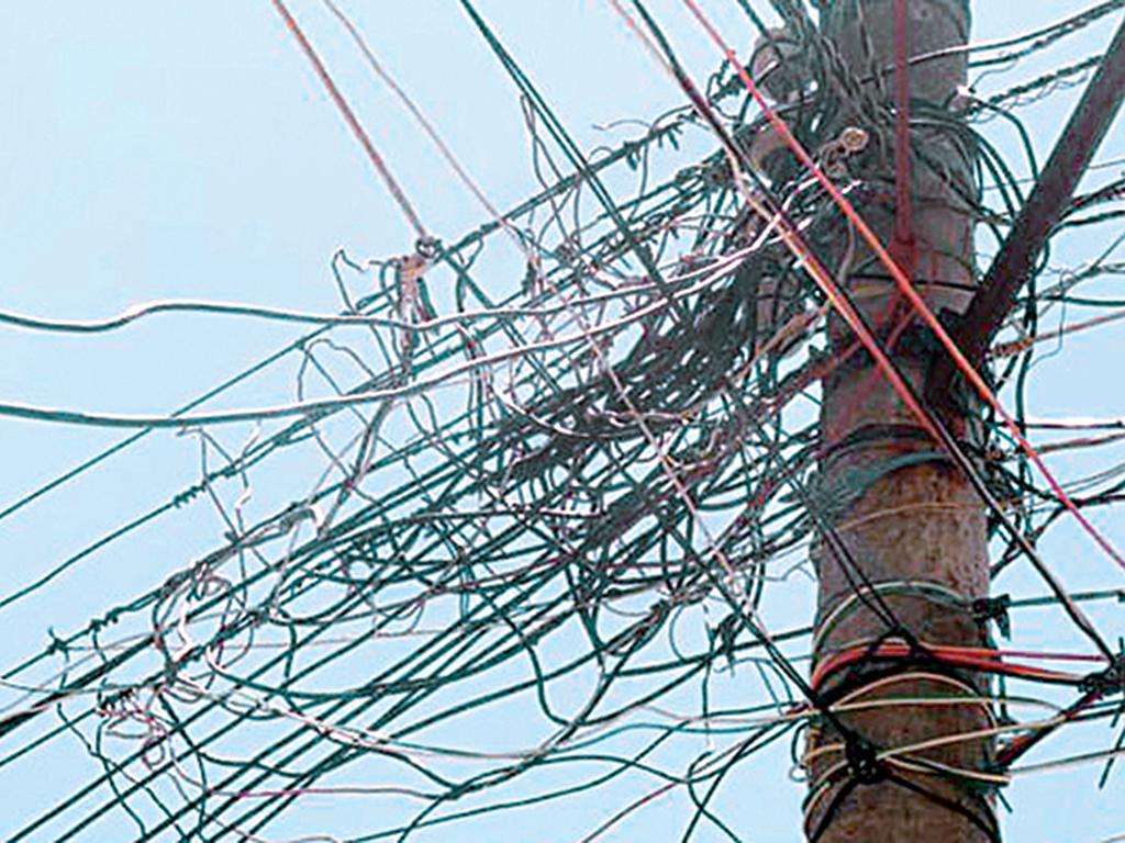Las conexiones irregulares (diablitos) para robar electricidad abundan en diversas zonas del país.  Foto: Especial