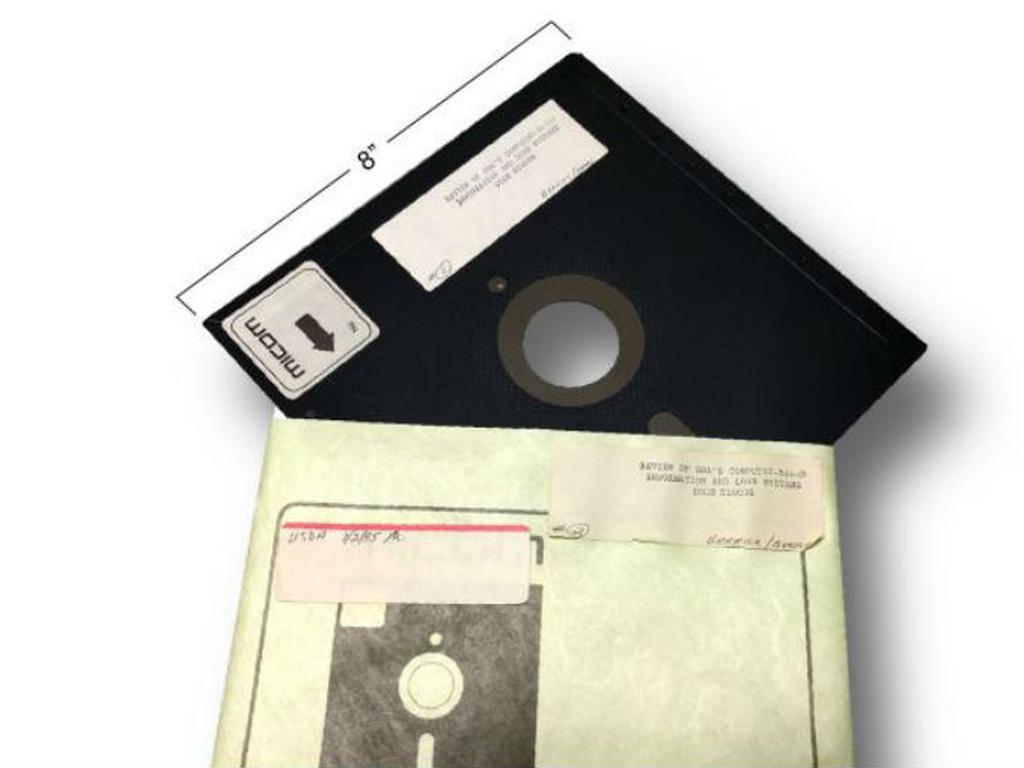 El Departamento de Defensa utiliza disquetes de 8 pulgadas en una computadora IBM Series/1 de 1970. Foto: GAO.