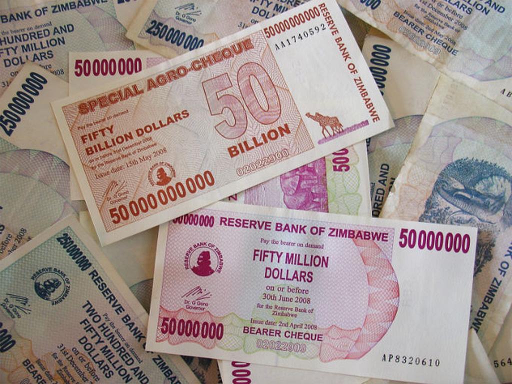 Un billete de 100 billones de dólares zimbabuenses valía apenas 40 centavos de dólar estadounidense en abril del 2016. Foto: Flickr