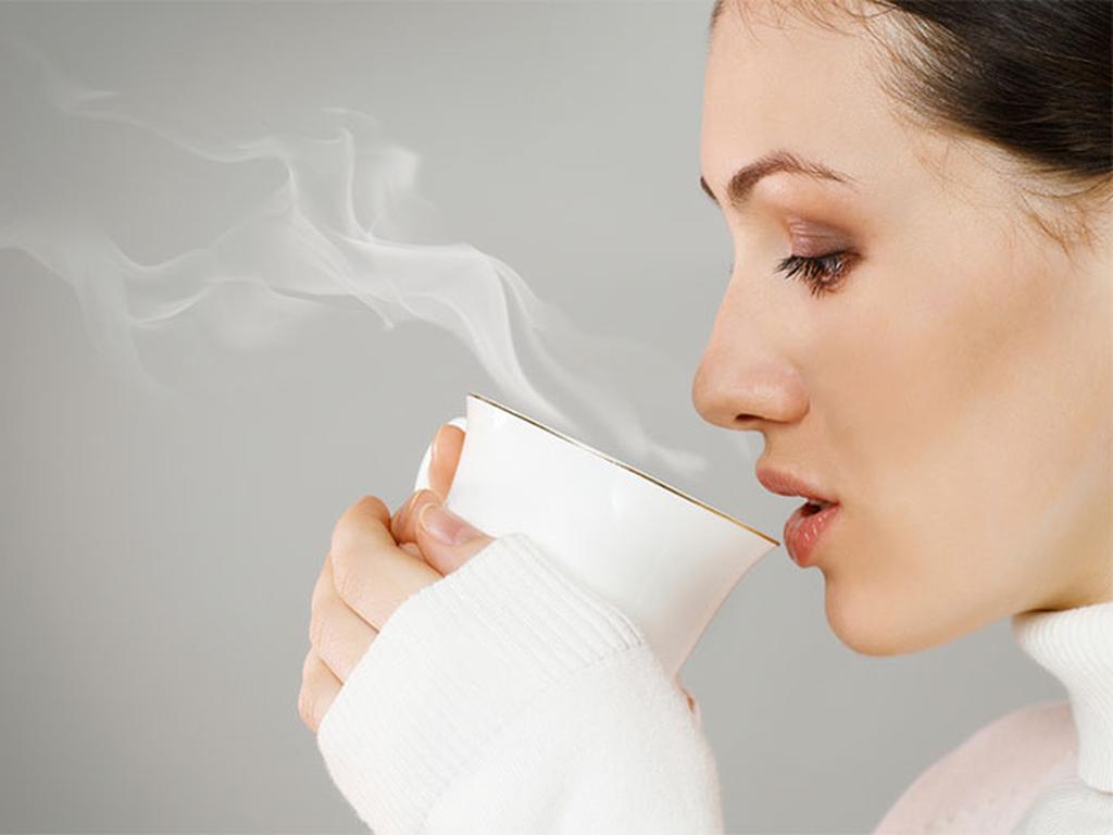 Ingerir bebidas muy calientes probablemente causa cáncer en el esófago y es la temperatura, y no las propias bebidas como el café. Foto Archivo