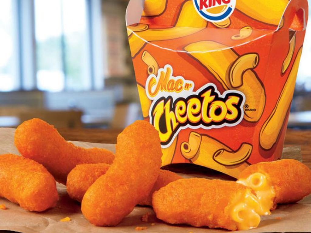 Tienen el aspecto y olor de unos Cheetos normales, pero el relleno de esta botana es de macarrones con queso. Foto: Burger King.