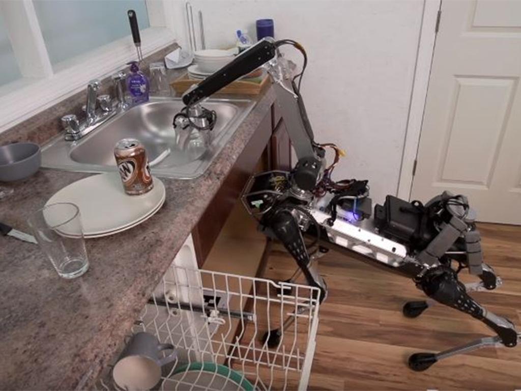 'SpotMini' es un robot doméstico, que puede limpiar debajo de los muebles, subir escaleras, tomas objetos y llevarlos a la cocina. 