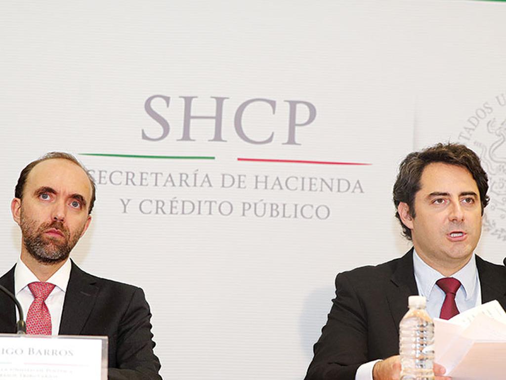 Rodrigo Barros y Luis Madrazo, funcionarios de Hacienda, dieron a conocer el informe. Foto: Jaime Boites