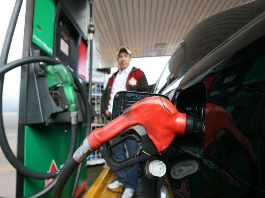 Alertan sobre posible aumento al precio del combustible Foto:Especial