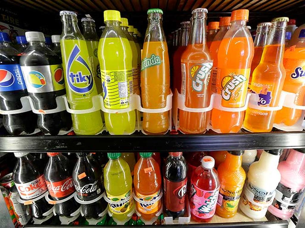 Una política fiscal que suponga una subida del 20% en el precio de venta de las bebidas azucaradas supondrá un descenso proporcional de su consumo, recomendó la OMS