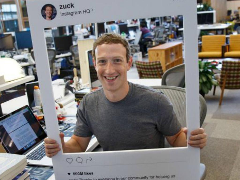 El tema ha tomado bastante relevancia luego de que, en una fotografía, apareciera cubierta la cámara de la MacBook Pro de Mark Zuckerberg. Foto: Facebook.