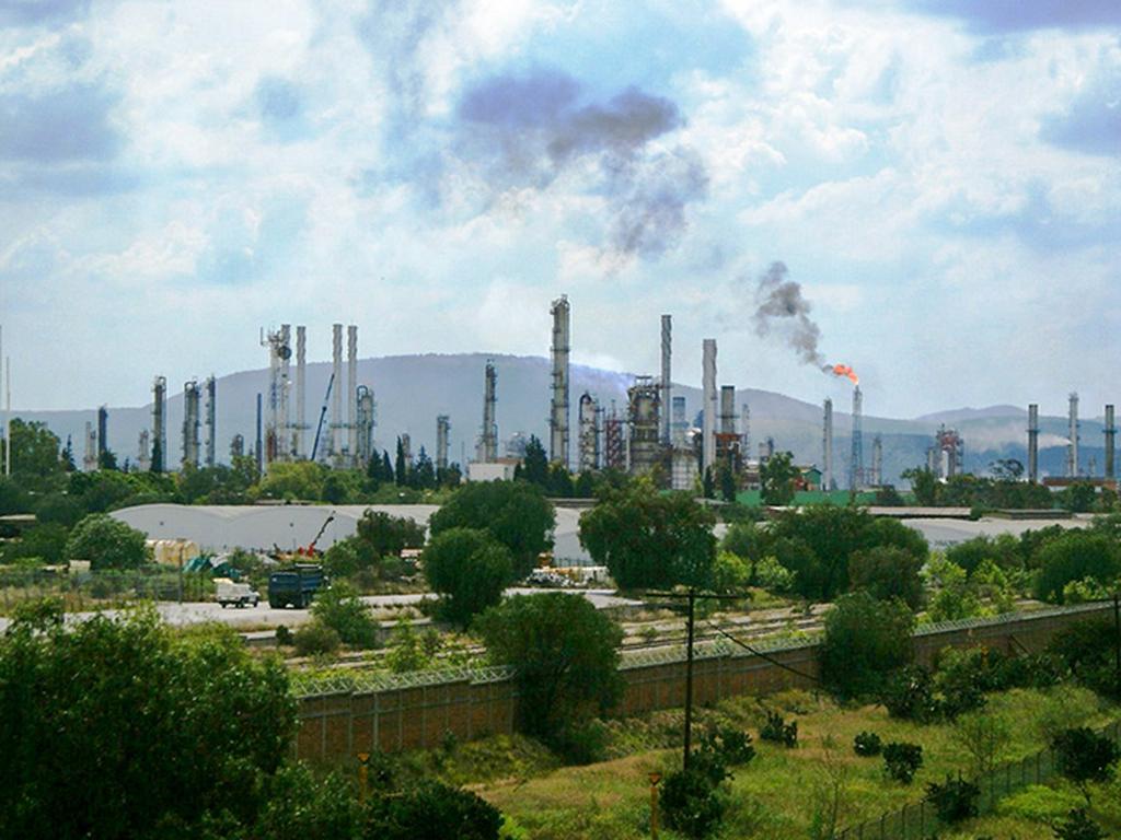 Esta refinería elabora un porcentaje importante de las gasolinas que se comercializan en el país. Foto: Archivo Cuartoscuro