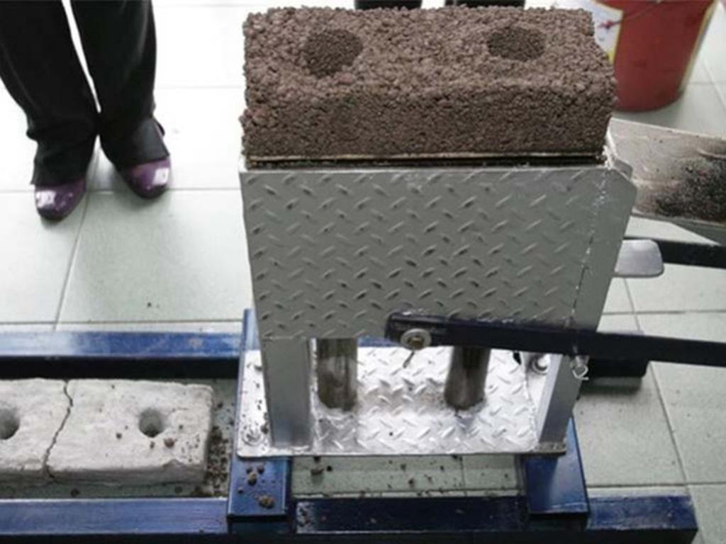 La máquina fabrica tabiques en distintos grosores. Las piezas cuentan con dos hoyos, de tal manera que puedan ser unidas por una varilla. Foto: Notimex