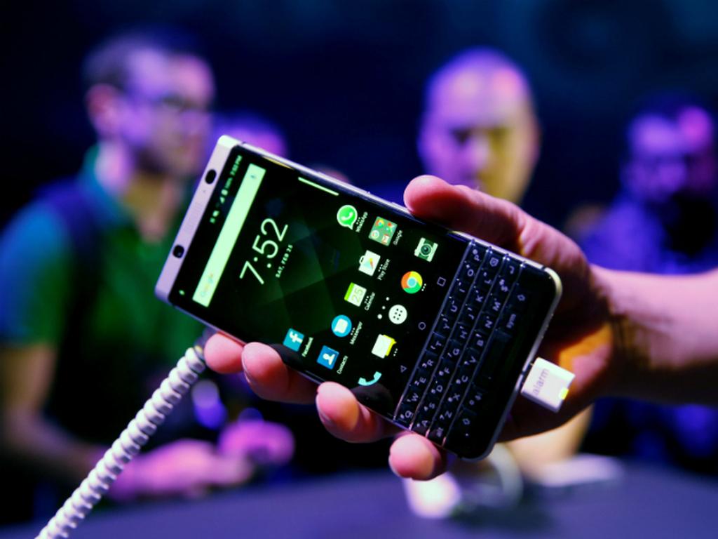 Luego de anunciar su retiro en meses anteriores, la marca canadiense BlackBerry anuncia su regreso al mercado, esto en el marco del Congreso Mundial de Móviles 2017 realizado en Barcelona, España. Foto: Reuters