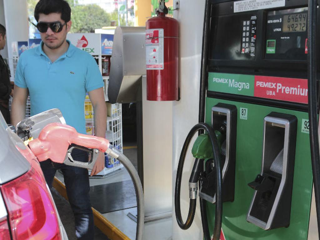 Los empresarios gasolineros están obligados a exhibir los precios por litro de los combustibles de manera visible. Foto: Cuartoscuro.