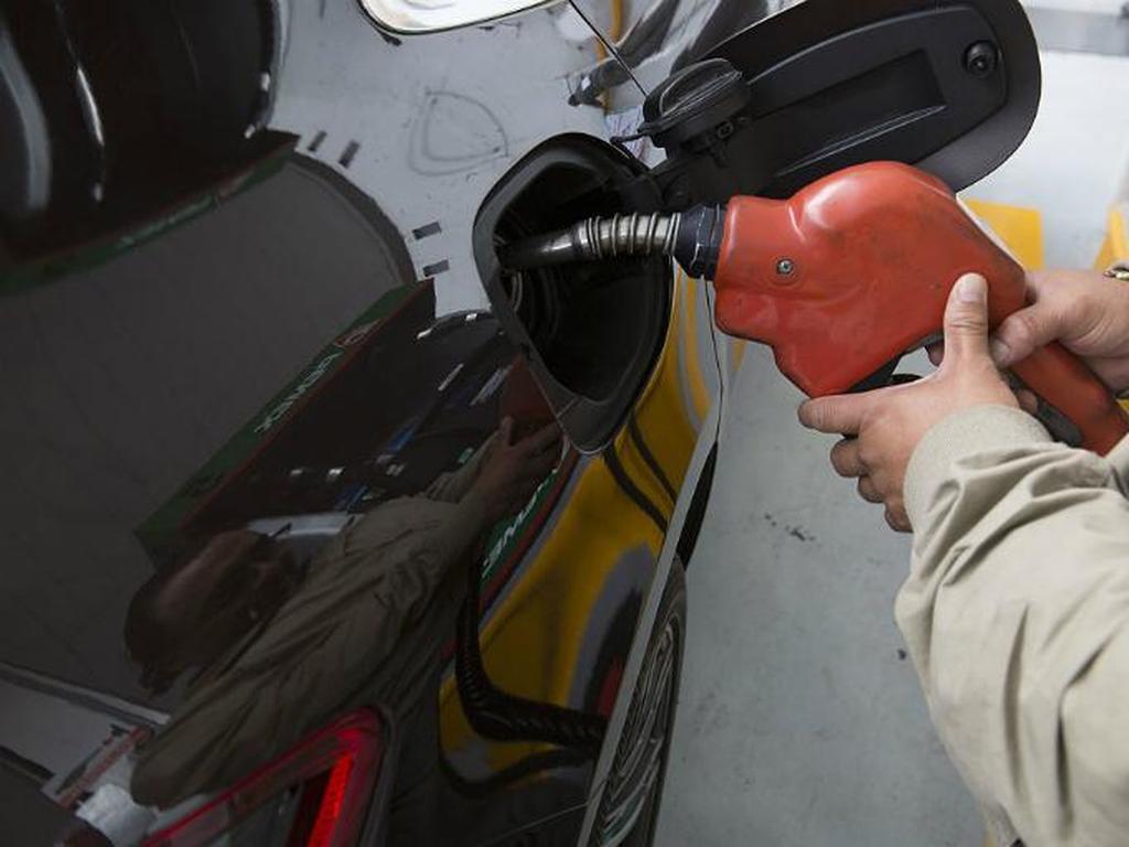En el caso de las gasolinas Magna y Premium, los precios máximos disminuyeron un centavo. Foto: Archivo Cuartoscuro