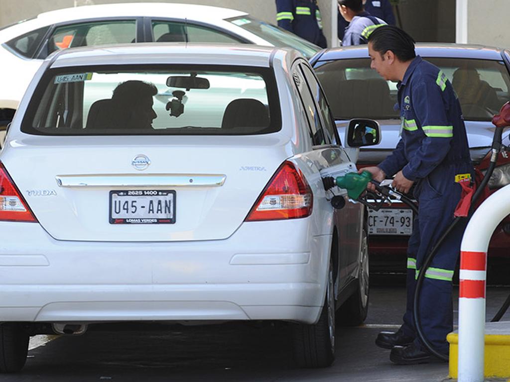 Los precios máximos por litro de la gasolina Magna y el Diésel bajarán dos centavos. Foto: Cuartoscuro