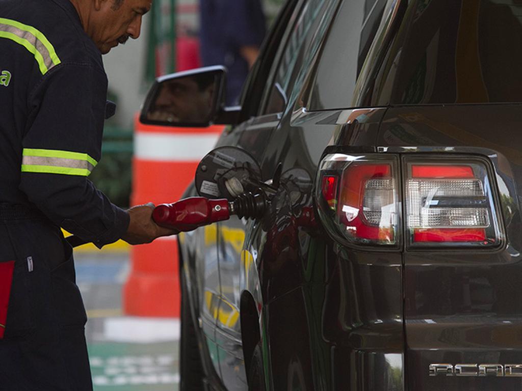 El precio máximo de la gasolina Magna subirá dos centavos, mientras que se registrará una baja de tres centavos para la Premium. Foto: Cuartoscuro