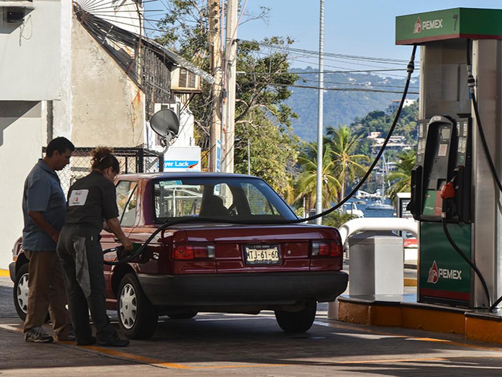 Los precios máximos de las gasolinas Magna y Premium bajarán tres centavos. Foto: Archivo Cuartoscuro