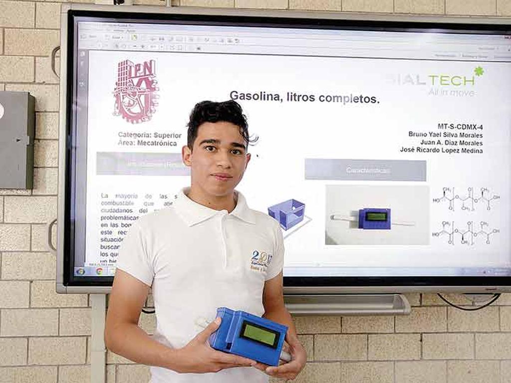 Bruno Yael Silva Morales, estudiante del IPN, diseñó un dispositivo mecatrónico portátil que muestra en tiempo real los litros de combustible que cargan los vehículos, con el fin de evitar el robo de éstos. Foto: Especial