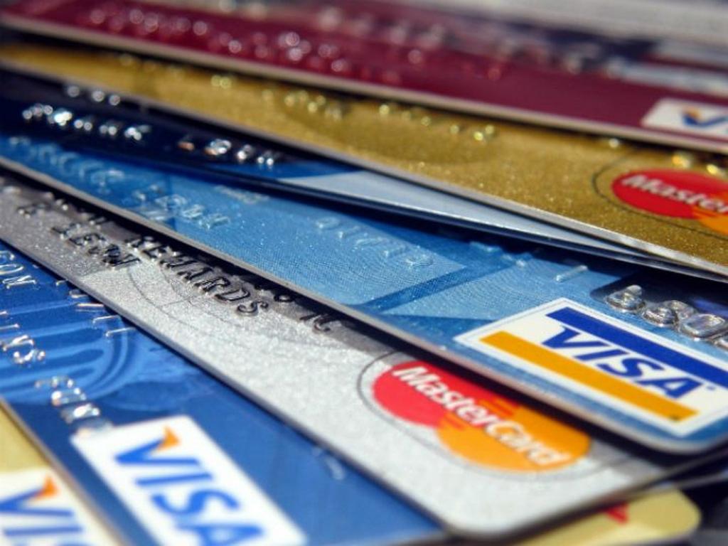 De 2014 al 2016, la tasa de interés que cobran los bancos en el segmento de tarjetas de crédito pasó de 41.97 a 42.20 por ciento, según la Condusef. Foto: Especial