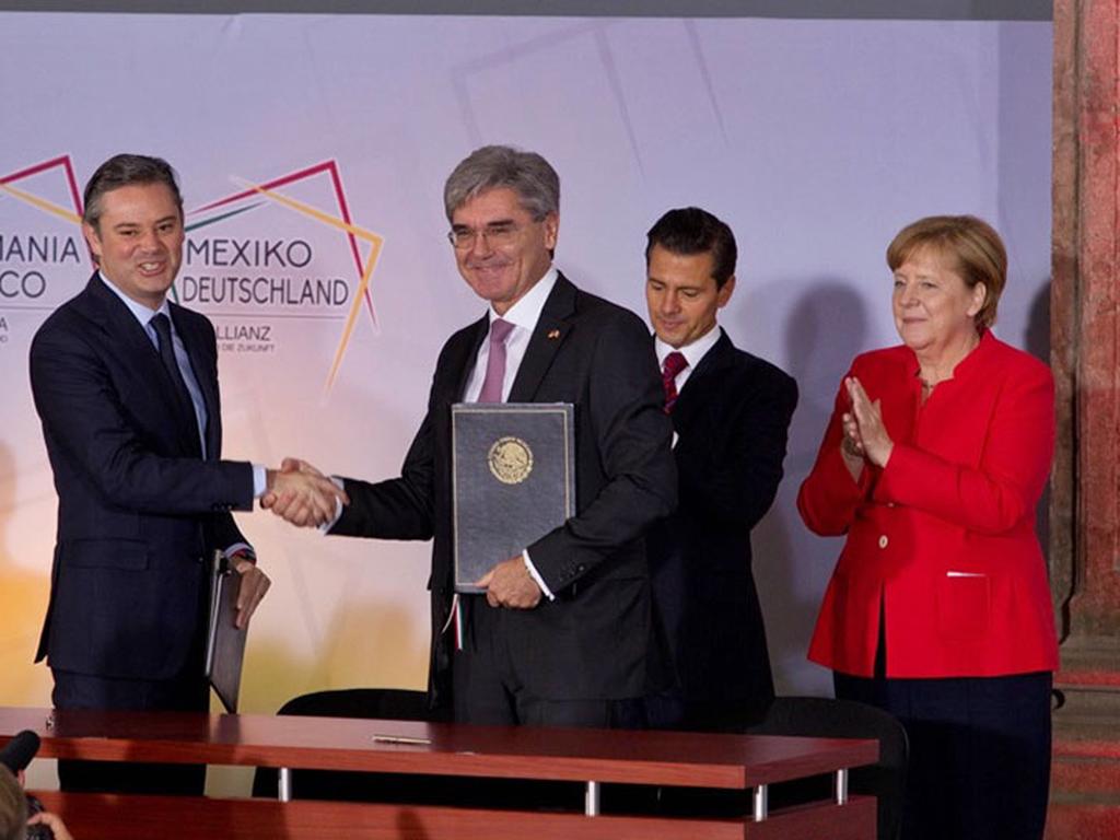 La ceremonia de la firma del convenio contó con la presencia del presidente Enrique Peña Nieto y la canciller de Alemania, Angela Merkel.