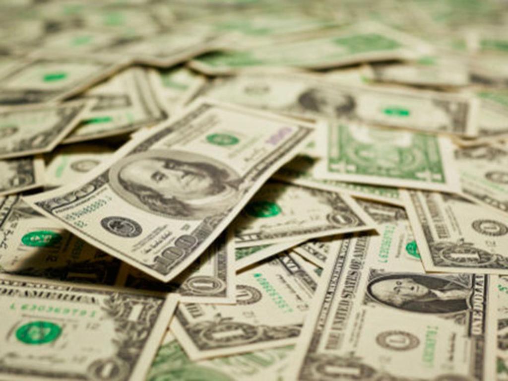 El dólar estadounidense se adquirió en un precio mínimo de 17.50 pesos en sucursales bancarias de la capital del país. Foto: Archivo