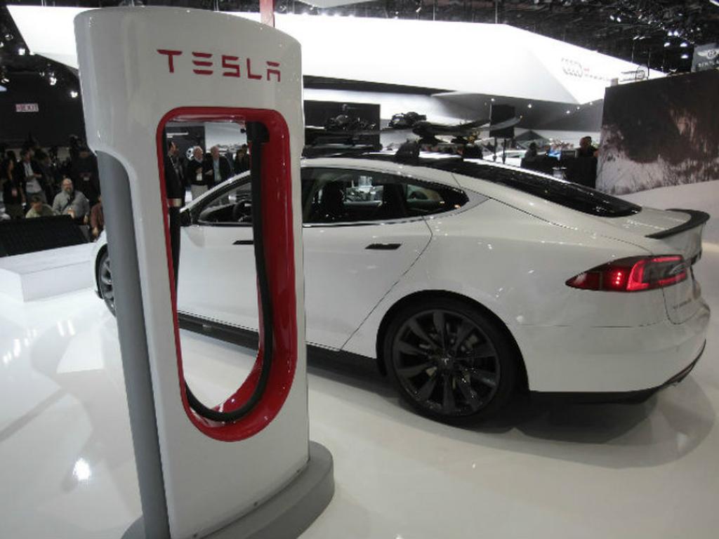 El fabricante de vehículos eléctricos Tesla superó hoy a la empresa alemana de autos de lujo BMW en capitalización de mercado. Foto: Reuters.