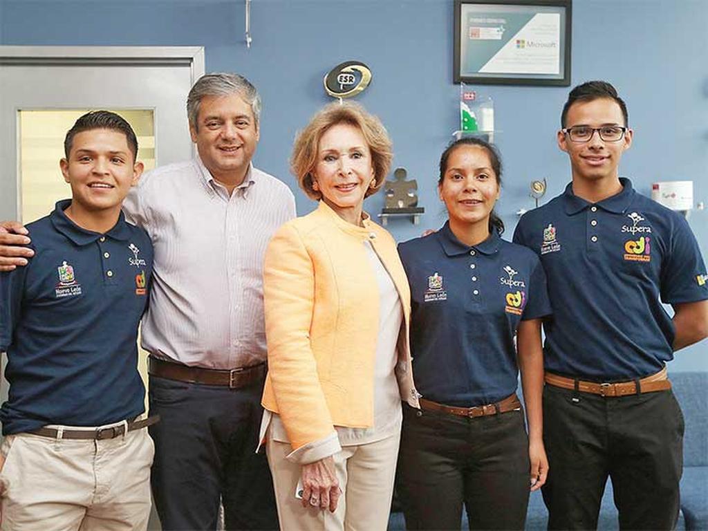 El equipo ganador con Yolanda Santos de Hoyo, presidenta de Supera, y Jorge Silva, director general de Microsoft México, en Santa Fe, CDMX. Foto: Quetzalli González