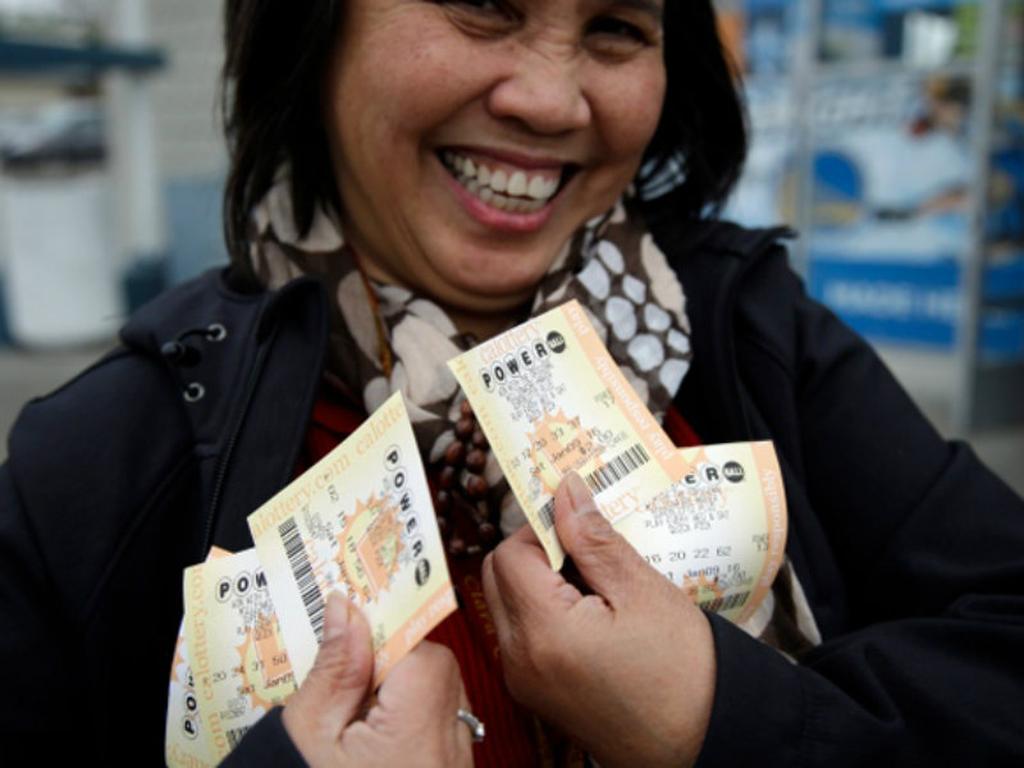 Cinco dólares por boleto pagan mexicanos de todo el mundo por la oportunidad de ganar el Mega Millones o el Powerball de EU. Foto: Especial.