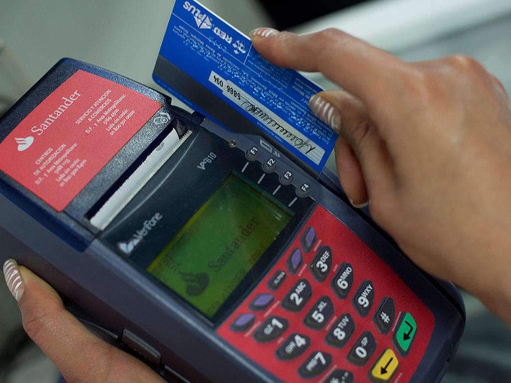Hasta 140 mil pesos, deuda promedio por mal uso de tarjetas. Foto: Cuartoscuro