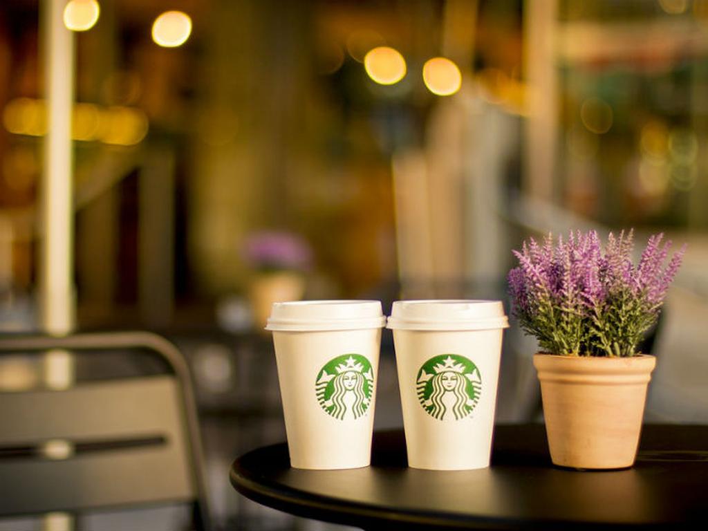 Starbucks tiene un nuevo producto que espera atraerá a más amantes del café: una tarjeta de crédito. Foto: Especial