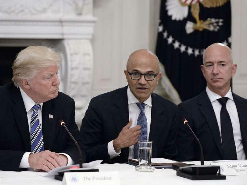 Donald Trump (izquierda) y Jeff Bezos (derecha). Foto: Especial