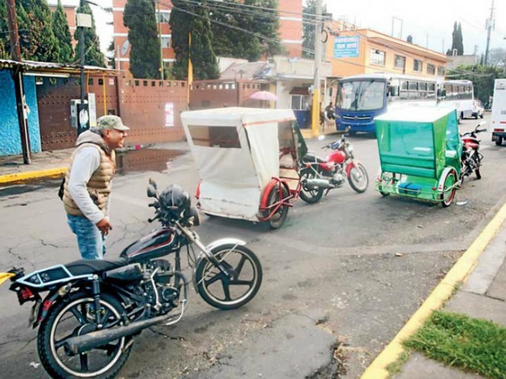 En la Ciudad de México operan con ilegalidad entre 17 mil y 20 mil mototaxis, bicitaxis y carritos de golf. Foto: David Solís.