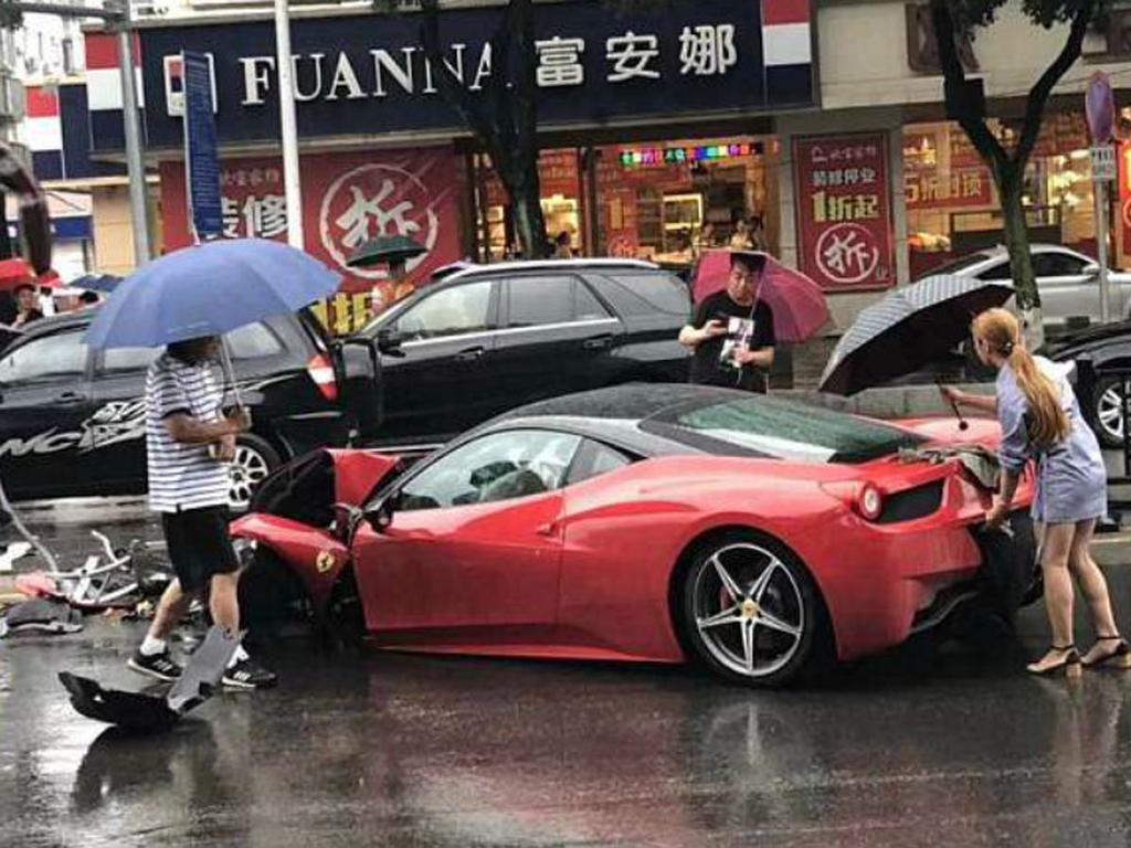 Una mujer salió de la agencia, perdió el control de un Ferrari 458 con valor de 13 millones de pesos y se estrelló contra un BMW. Foto: *DailyMail