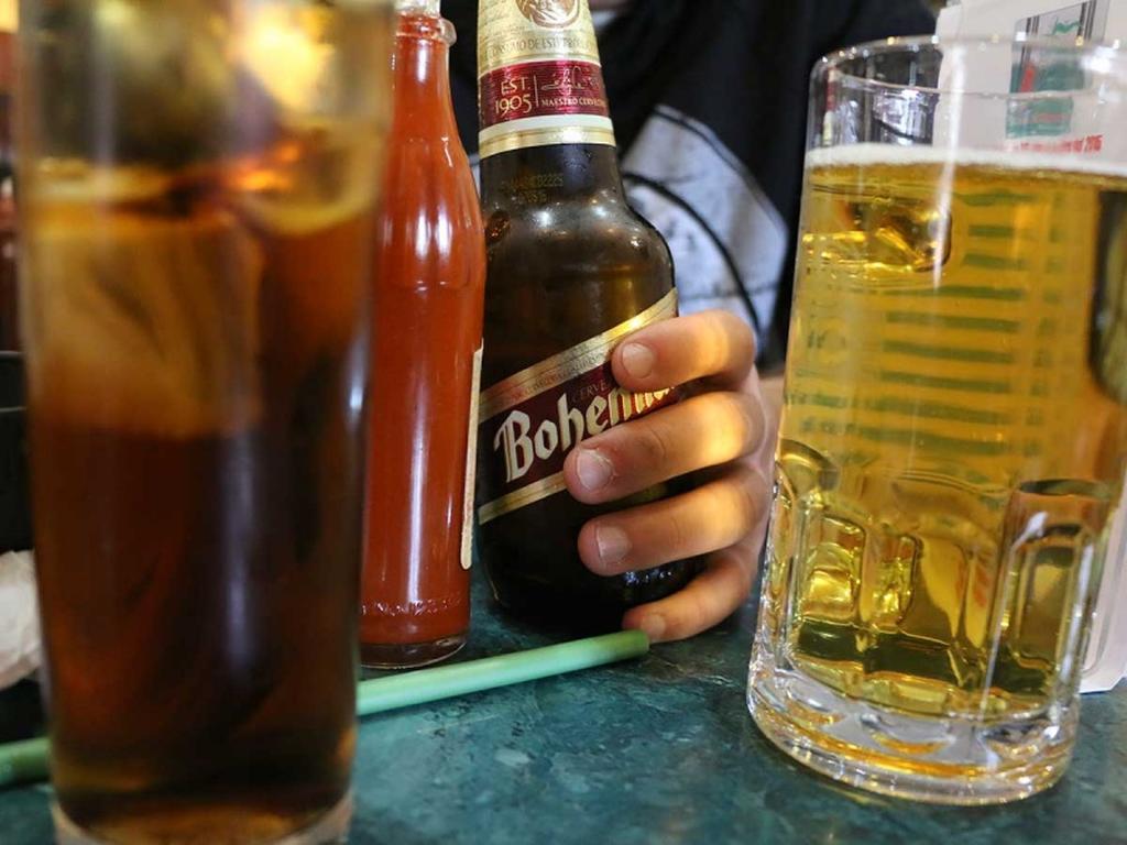 Al menos 16% de su aguinaldo invierten los mexicanos para comprar bebidas alcohólicas. Foto archivo: Cuartoscuro