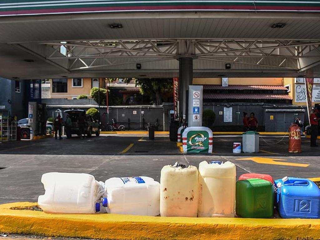 En Texcoco prohíben la venta de gasolina en envases de plástico. Foto: Cuartoscuro