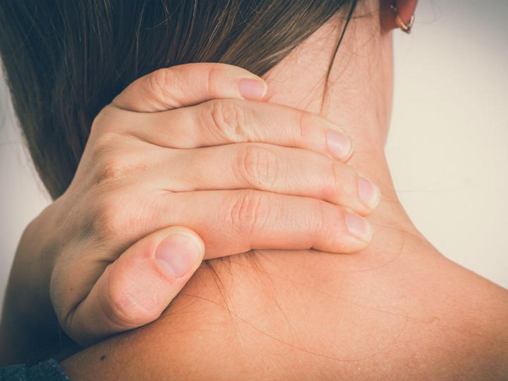 La tensión muscular del cuello puede ser el resultado de movimientos repetitivos o por mantener posiciones sostenidas. Foto: iStock