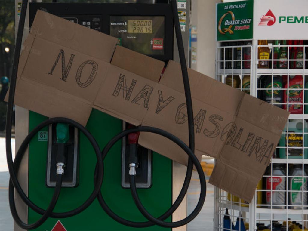 La actual situación de desabasto de gasolina, pone a la economía en una perspectiva de riesgo, esto de acuerdo con las reglas que maneja el mercado de consumo. Foto: Cuartoscuro