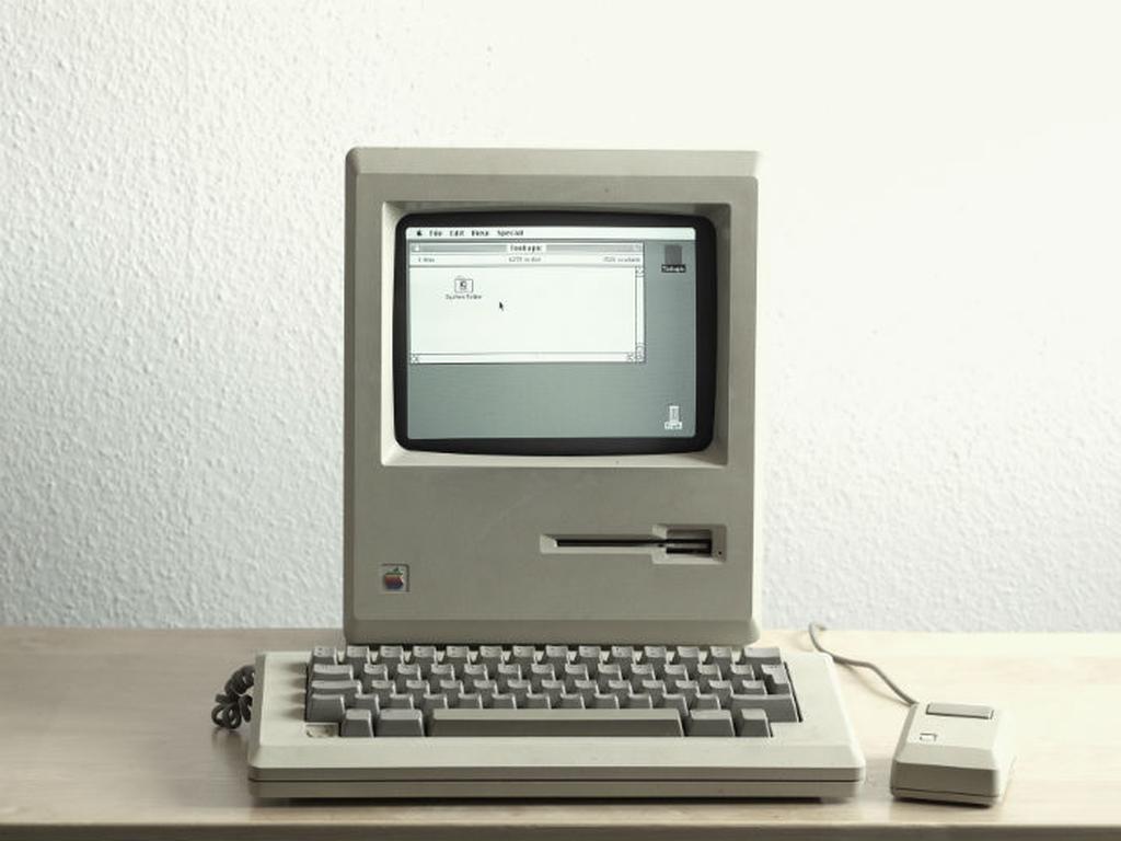  La Macintosh 128K inicio a una revolución en computadoras personales de éxito total y su nombre no se lo debemos a Steve Jobs. Foto:Pixabay