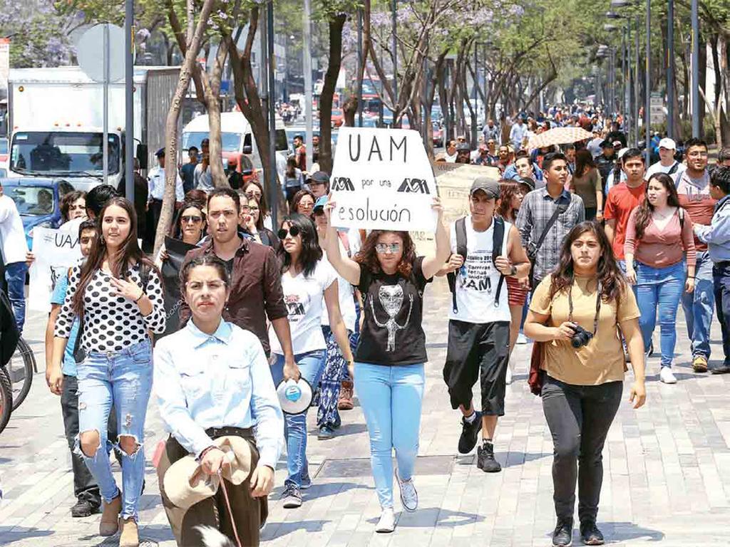 Estudiantes de la Universidad Autónoma Metropolitana marcharon desde el Palacio de Bellas Artes para exigir el fin de la huelga.  Foto: Karina Tejada