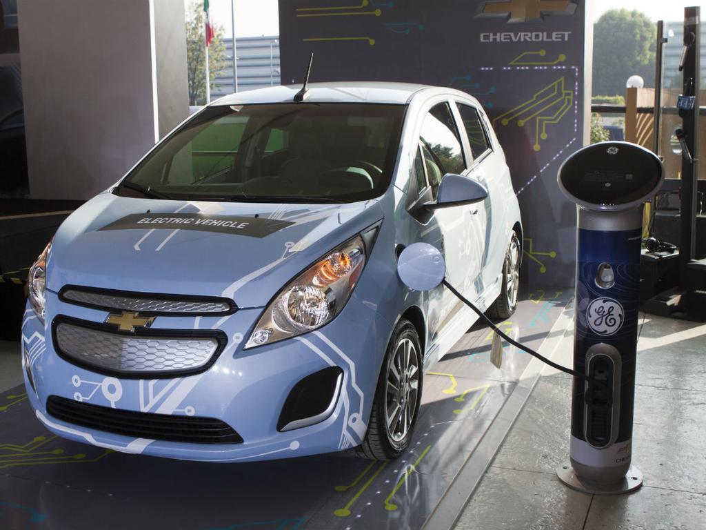 Los autos eléctricos se han vendido con la promesa de no emitir CO2 al medio ambiente, pero esto no es totalmente cierto. Entonces, ¿en qué sentido un auto eléctrico sería un gran contaminador? Foto: Cuartoscuro