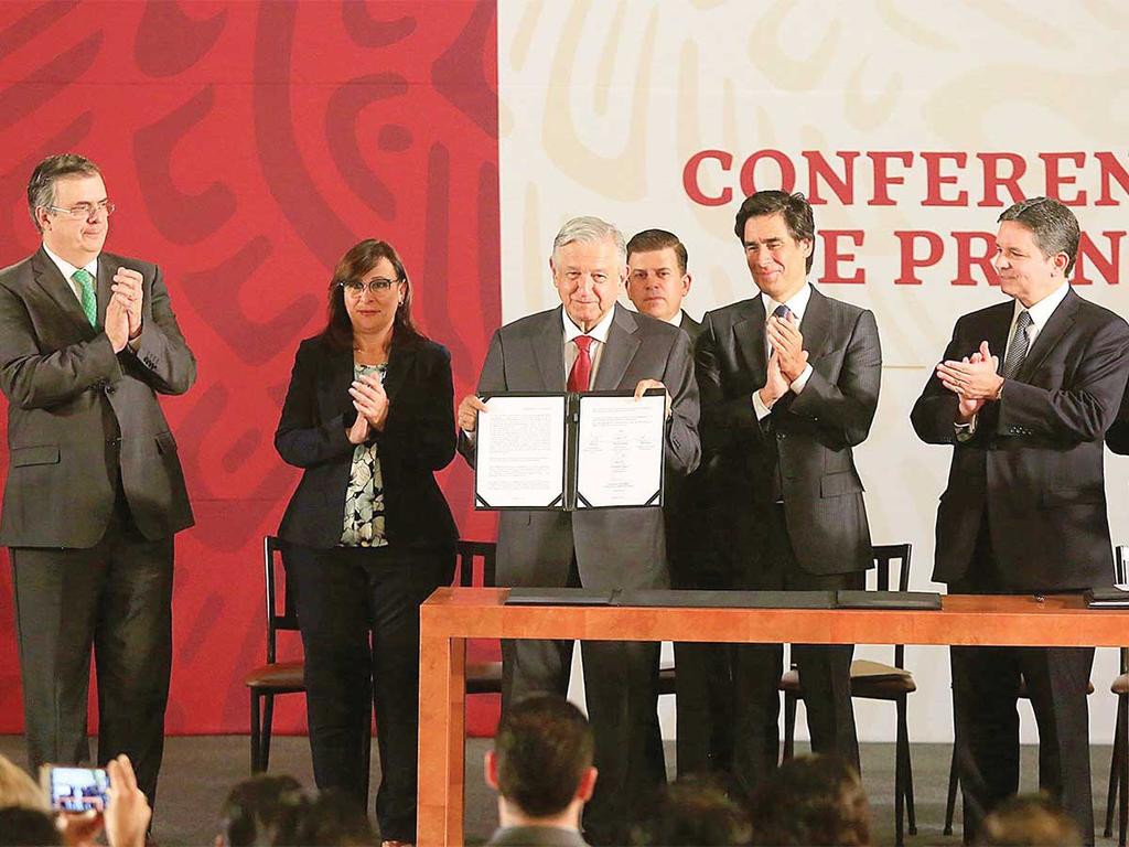 El presidente Andrés Manuel López Obrador mostró ayer el acuerdo con HSBC, J.P. Morgan y Mizuho para refinanciar la deuda de la petrolera hasta por ocho mil millones de dólares. Foto: Héctor López