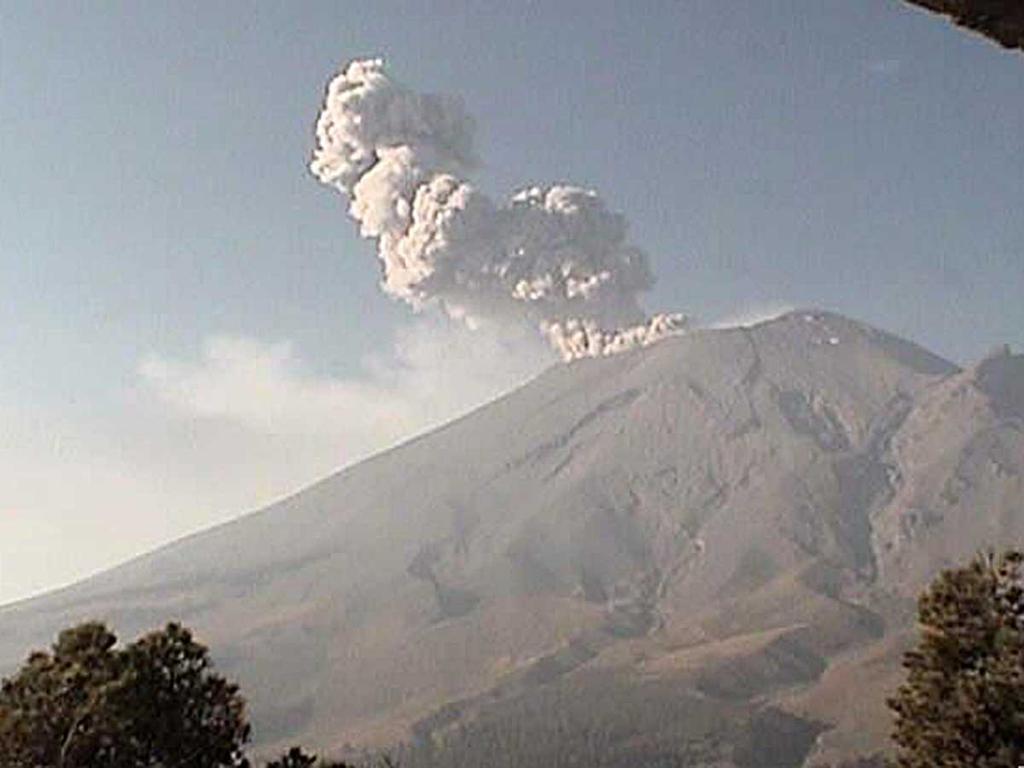 Explosión del volcán Popocatépetl esta mañana. Imagen: Cenapred