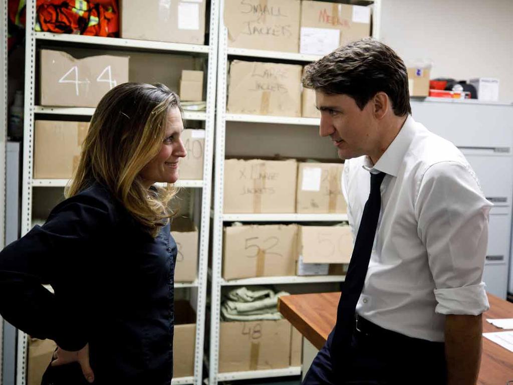 Chrystia Freeland platica con el primer ministro Justin Trudeau. Foto: Reuters