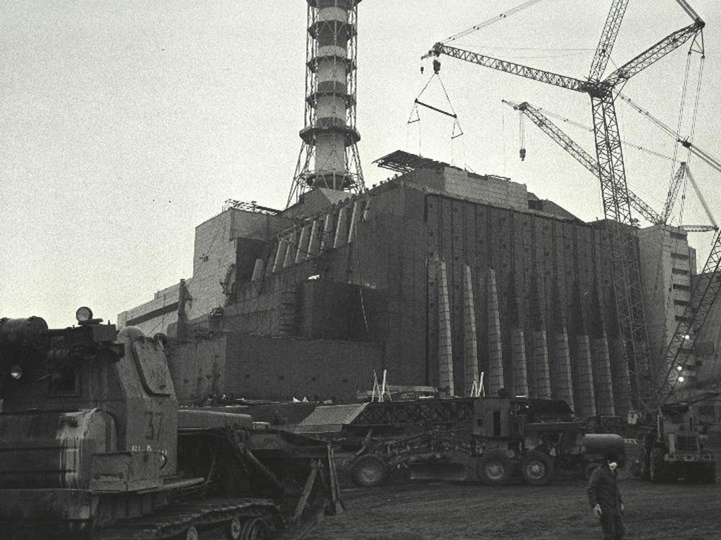 Vista de la construcción del sarcófago, el cual cubre el daño del reactor 4 después de la explosión en Chernóbil. Foto: Reuters.