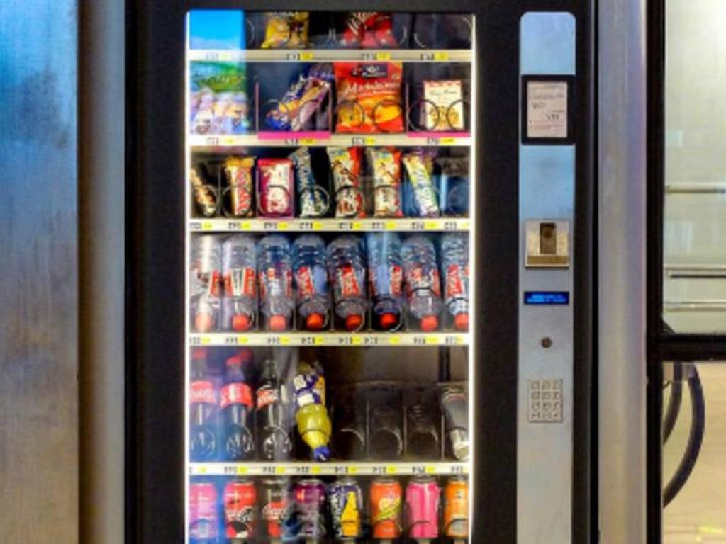 Las máquinas que venden refrescos y golosinas tienen un sistema bastante sofisticado para validar dinero. Foto: Pixabay.