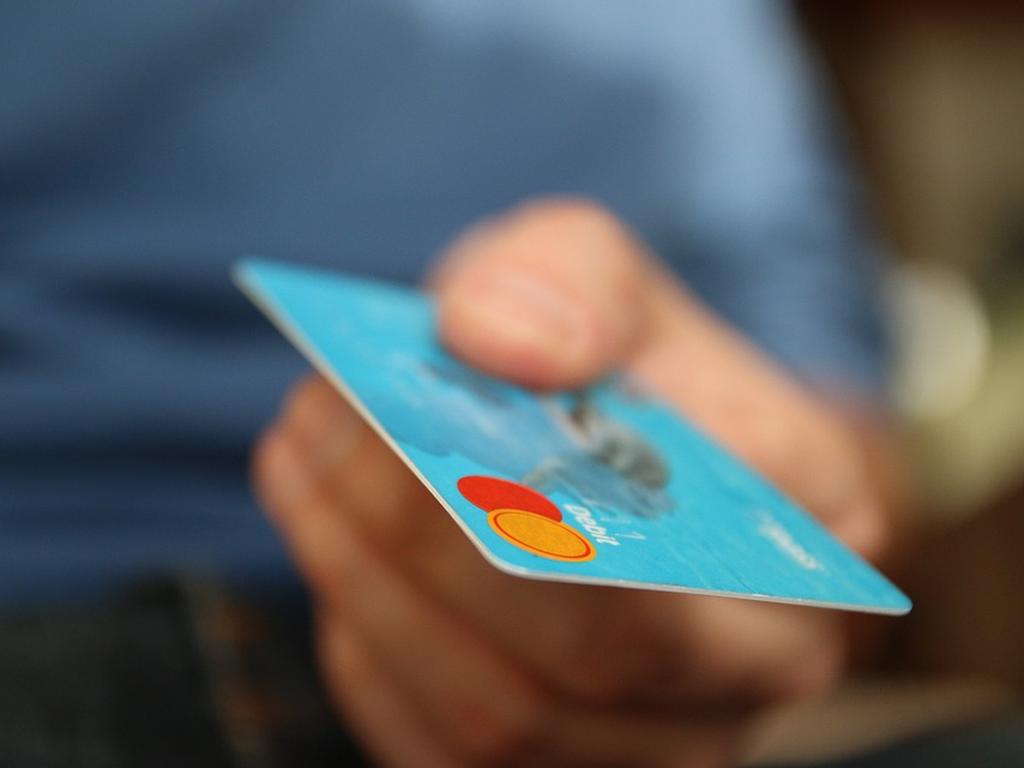 ¿Crees que con las tarjetas de crédito todo es gastar y gastar? No siempre es así. Al contrario, puedes hacer que de efectivo. Foto: Pixabay