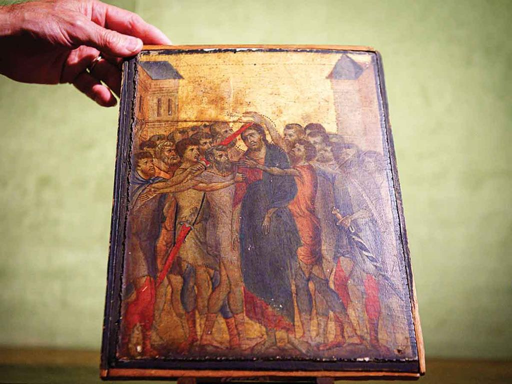 Esta obra, pintada sobre madera de álamo, era parte de una serie de paneles en los que Cimabue plasmó escenas de la pasión de Cristo. Foto: AFP