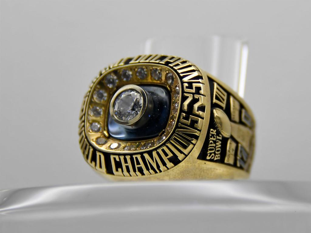 El primer anillo del Super Bowl, ganado por los empacadores de Green Bay a Kansa City en 1967, tiene un diamante de .5 quilates y está valuado en 100 mil dólares. Foto: Reuters