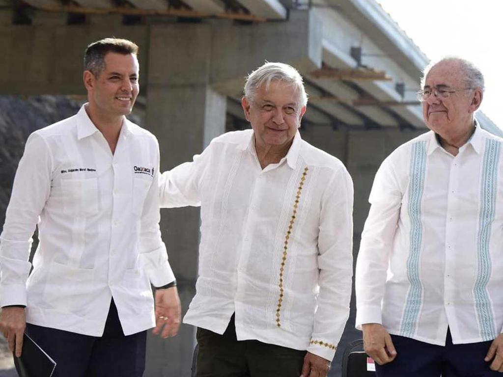 El presidente López Obrador supervisó la construcción del tramo carretero Mitla-Tehuantepec. Foto: Excelsior 