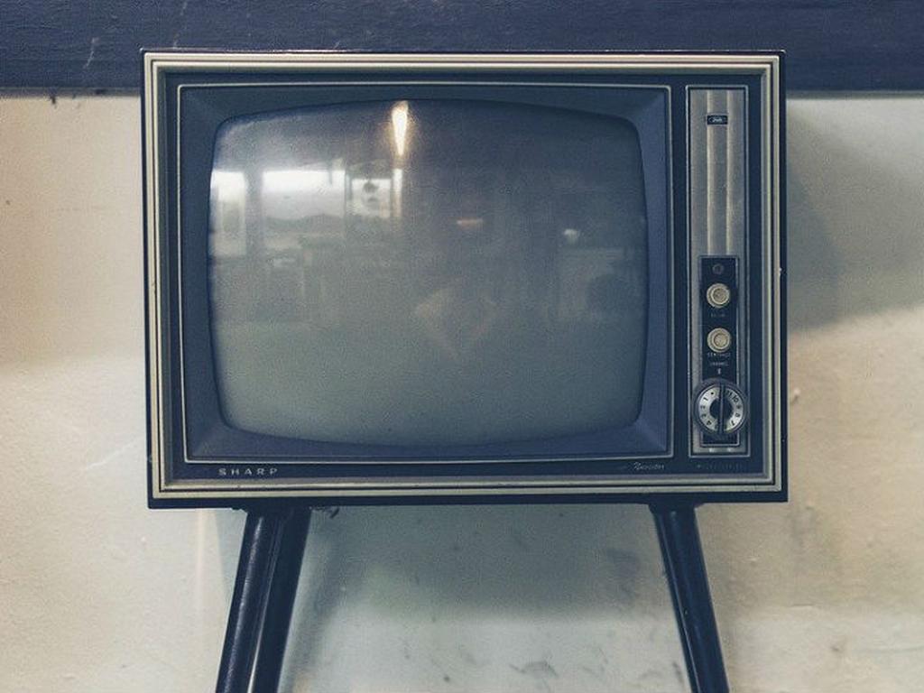 El televisor analógico se mantiene como uno de los bienes más longevos y muchos de estos aún funcionando en los hogares mexicanos. Foto: Pixabay.