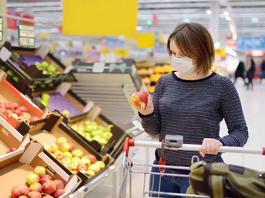 10 cosas que sí y no hacer en el supermercado durante cuarentena. Foto: iStock/ SbytovaMN