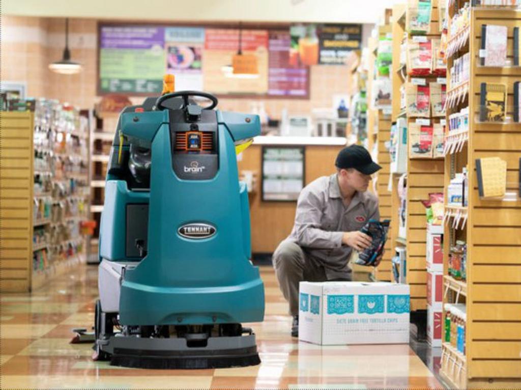 El robot limpiador que circula los pasillos de Sam’s Club llegará a 599 tiendas, de acuerdo con Grupo Walmart. Foto: BrainCorp
